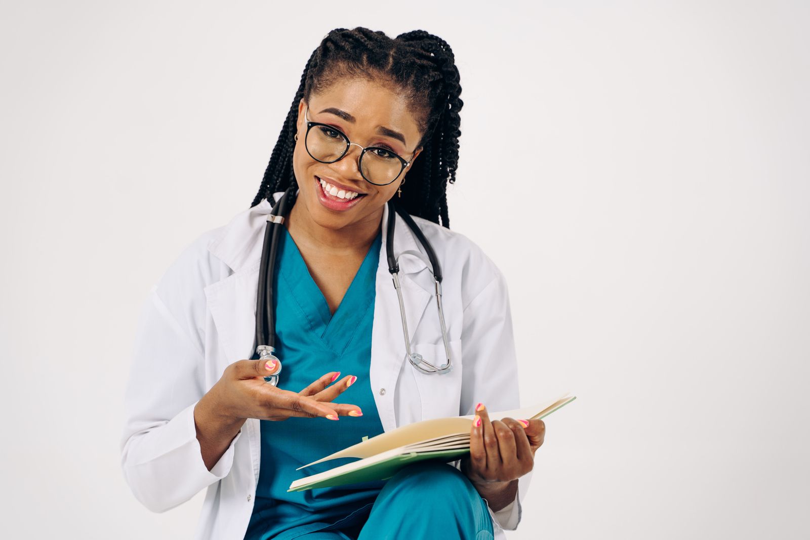 Médica sorrindo com caderno na mão, transmitindo confiança