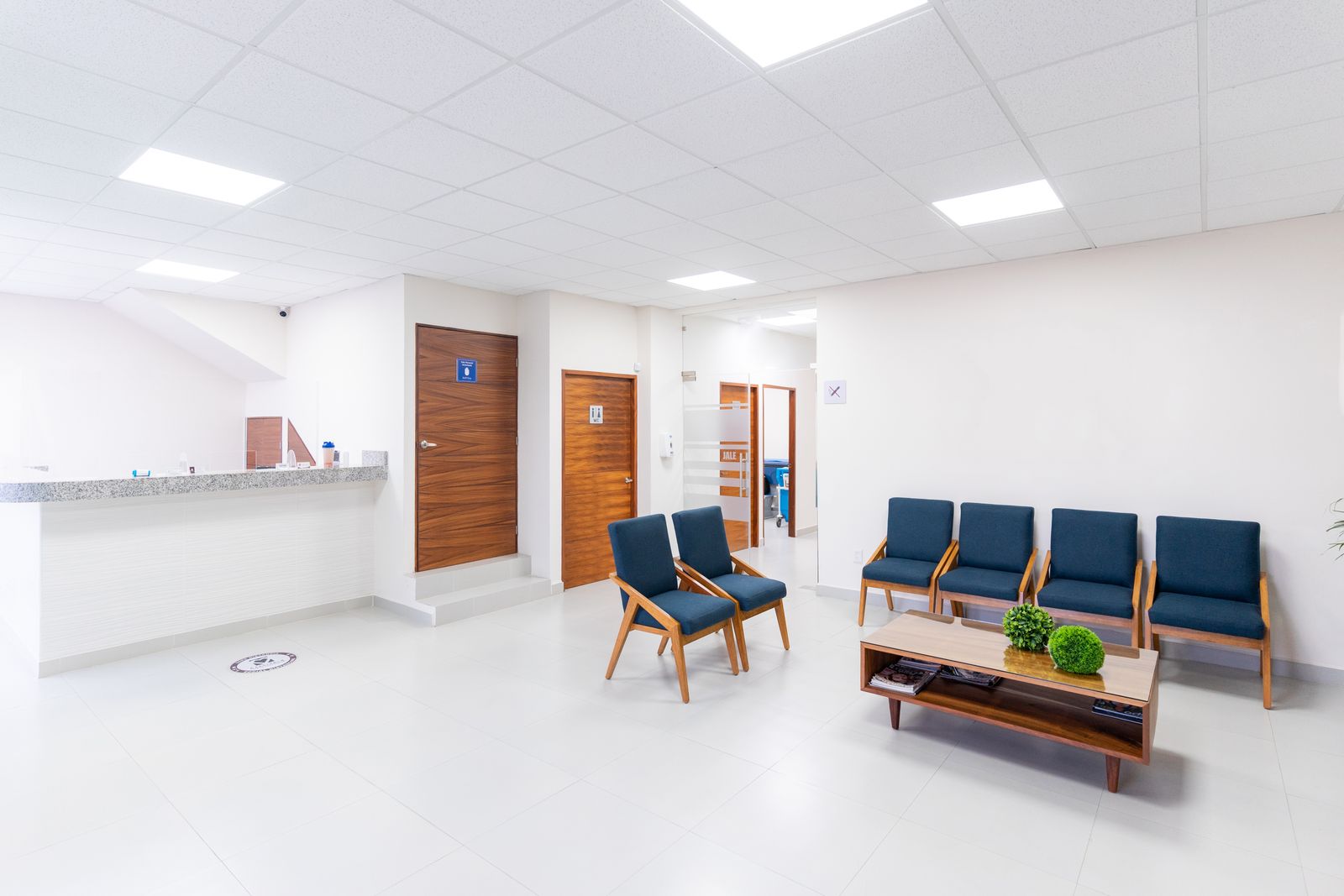 Recepção e sala de espera organizadas de uma clínica